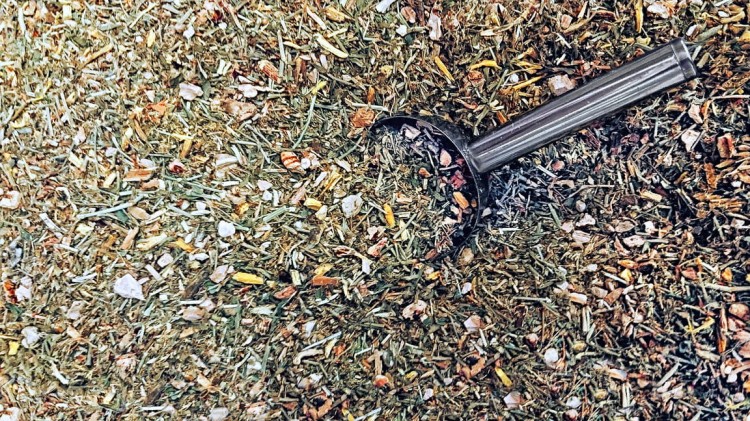 Tradycyjna mieszanka ziół Hoodoo „Naginanie Woli” (Bend Over, Domination, Influence) – Cedrowe Wzgórza – zioła na wpływanie na decyzje, wzmacnianie autorytetu i siłę perswazji.